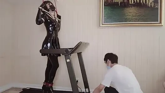 Mz24 - gadis ini terikat di treadmill dengan pengikat logam dan belenggu