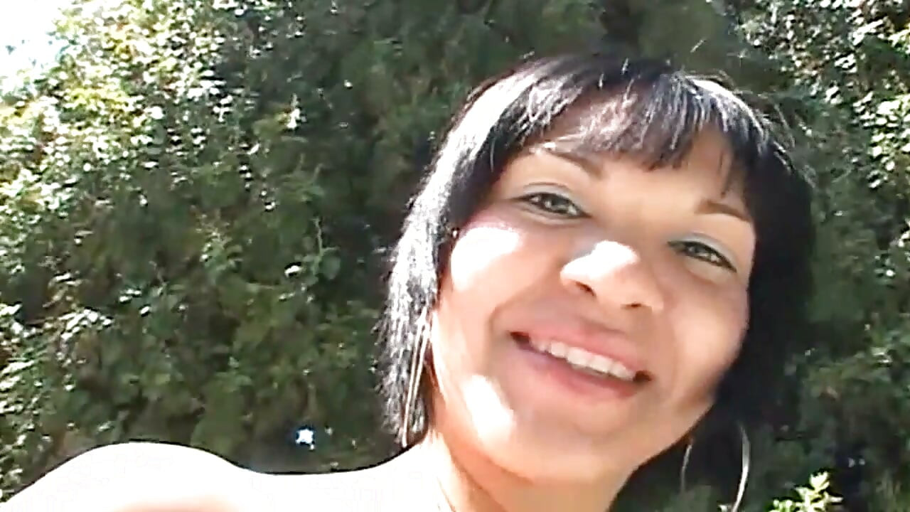 Buceta Preta Mostra Sua Bunda Redonda e Gostosa para uma Foda com um Pau Preto Grande