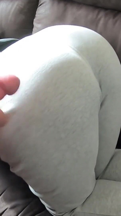 Komşunun gavat adamı orada değil ve karısı onu izlemem için götünü ödünç veriyor, beni sıvazlıyor ve üzerine boşalıyor | Klip 1