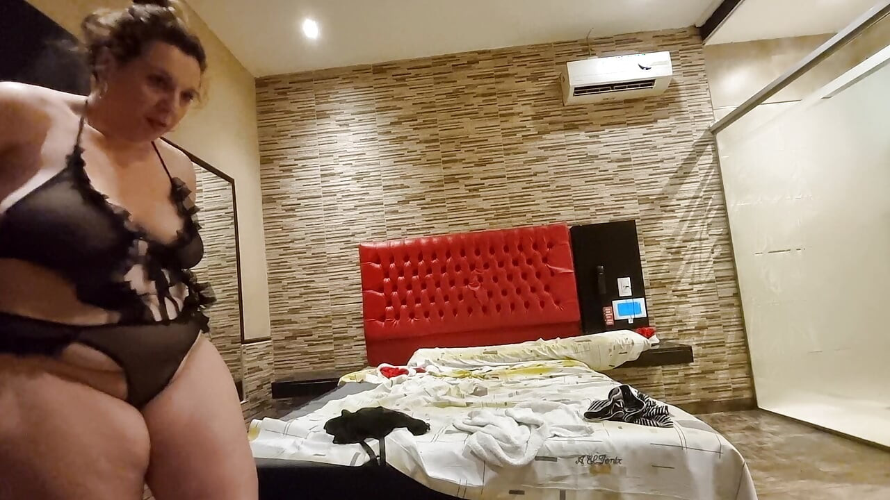 Milf do Uruguai paga uma aposta no Dia das Bruxas