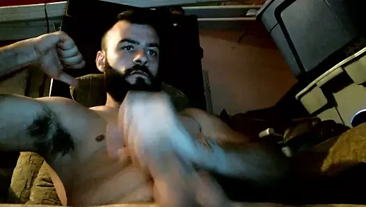 Seksi sakallı damızlık sulu etini okşayarak