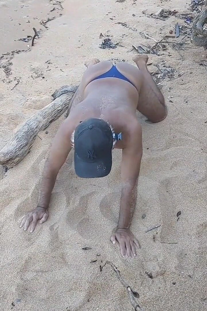 Ο Ladysilva στην παραλία βγάζει το μπικίνι του για να αναδείξει τον καυτό μαυρισμένο κώλο του