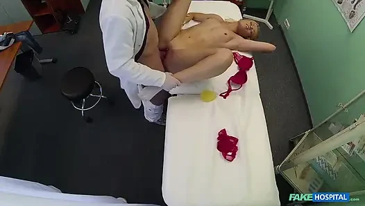 Fake hospital - tombul götlü tombul sarışın zevk için doktorun yaramaz teklifini alıyor