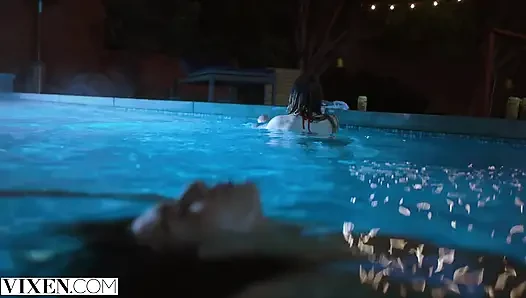 Vixen - janice griffith dan ivy wolfe menyepong di halaman belakang untuk bersenang-senang di kolam renang malam hari