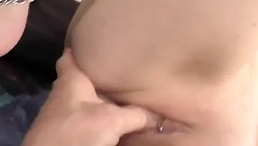 Muhteşem orta yaşlı seksi kadın klasik bir filmde sert bir yarağın tadını çıkarıyor