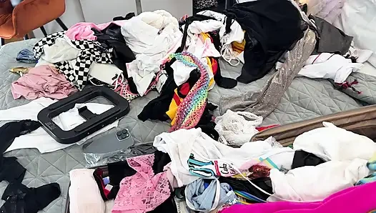 Gadis kampus kutu buku yang luar biasa cantik dengan stoking hitam dan celana dalam renda memberikan handjob yang meraba untuk kontol besar