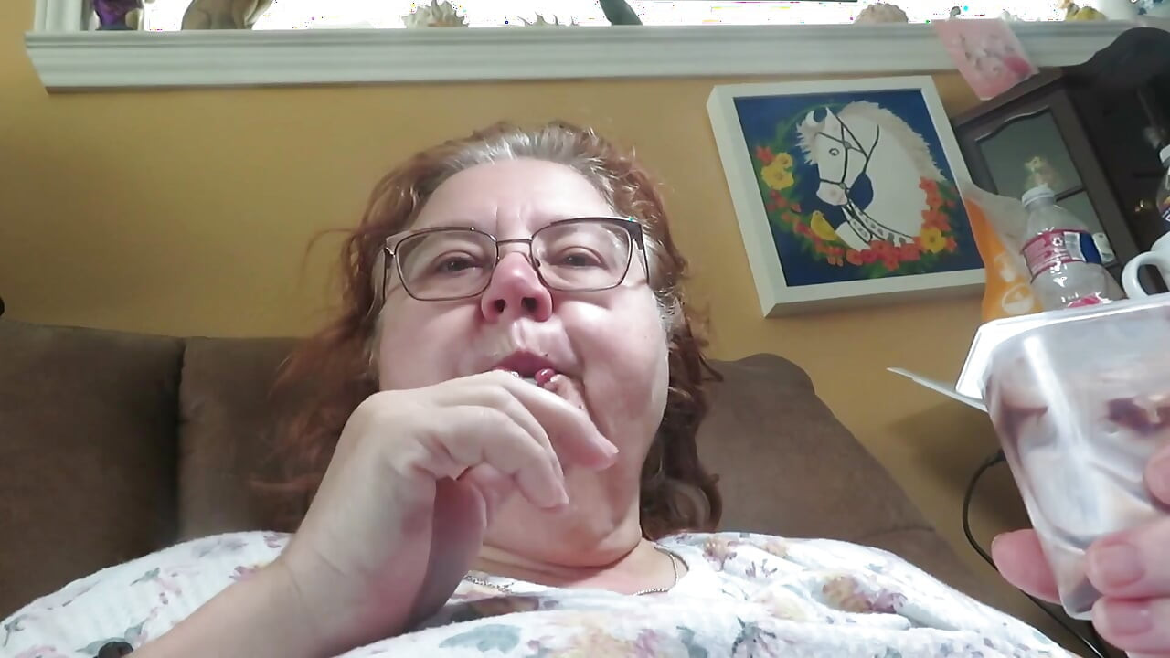 Їсть мою чашку для пудингу для вас, годівниці