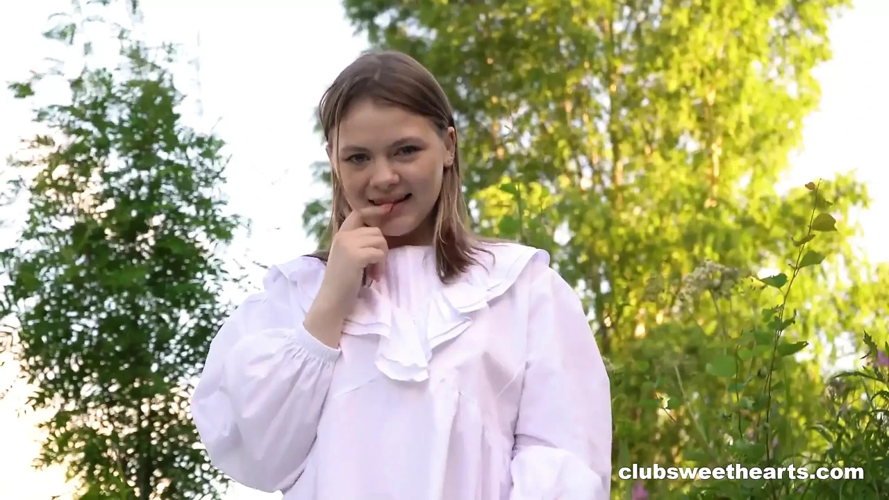 香港少女在她的Blankie上摩擦 - Clubsweethearts