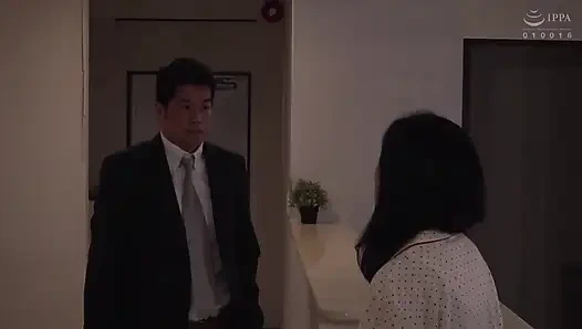 Jüngere chefin verführt mich mit süßem und neckenden Sestern in mein Ohr von hinten. Teil.3