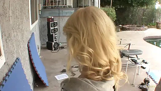 Sarışın genç kız bir eve giriyor ve amını siktiriyor