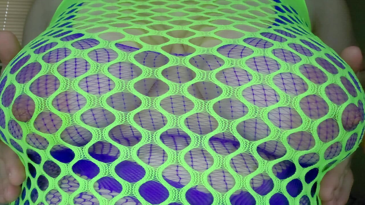 Neón verde, rejilla milf puta toma un enorme consolador azul profundo - estiramiento de coño mojado y orgasmo cremoso