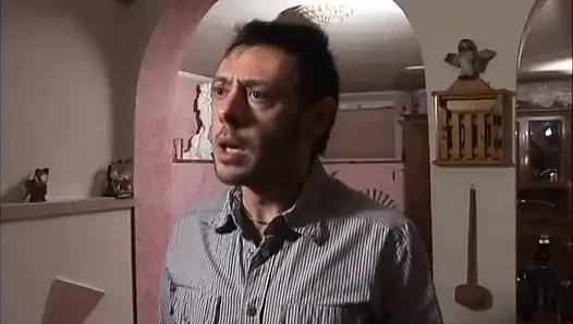 Волосатая итальянская шлюшка...