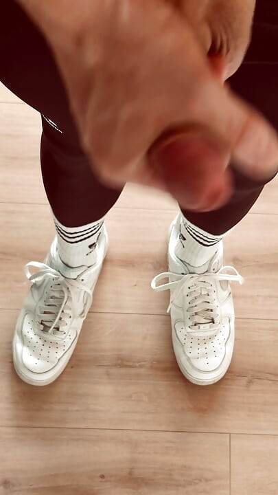 Rżnij w legginsach, skarpetkach Adidas i sneakersach Nike AF1, z masą spermy