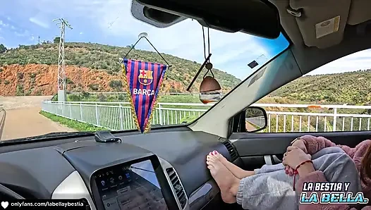 Temanku suka banget sama kakiku dan aku bikin dia ngocok kontolku dengan kakiku dan aku ngocok kontolnya habis-habisan