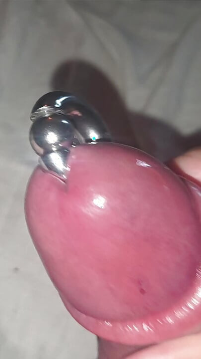 Jugando y corriéndose con mi gran polla bombeada