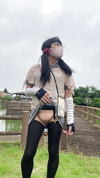 No257 Walking in the Park in Gap-Cut Pants