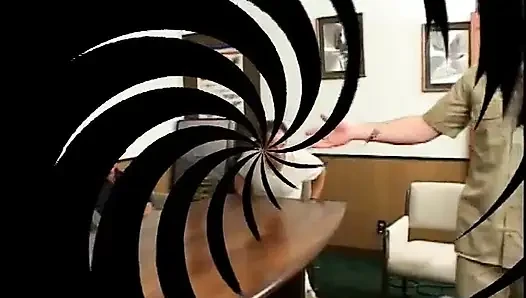 Güzel küçük memeli esmer genç kız tıraşlı amını dört adam tarafından siktiriyor