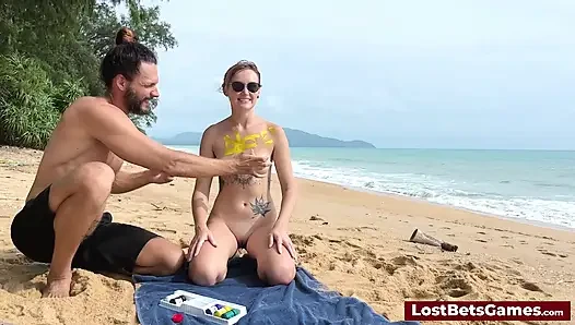 Ein geiles paar, das strip tic tac zehen am strand spielt