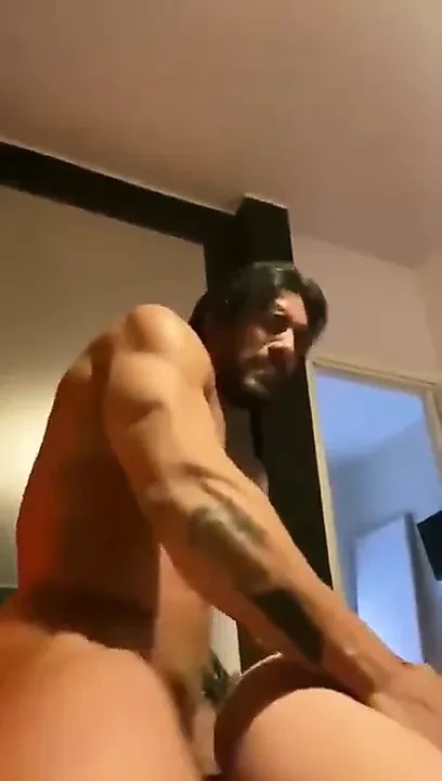 Yakışıklı, kaba piç kurusu zorluyor.