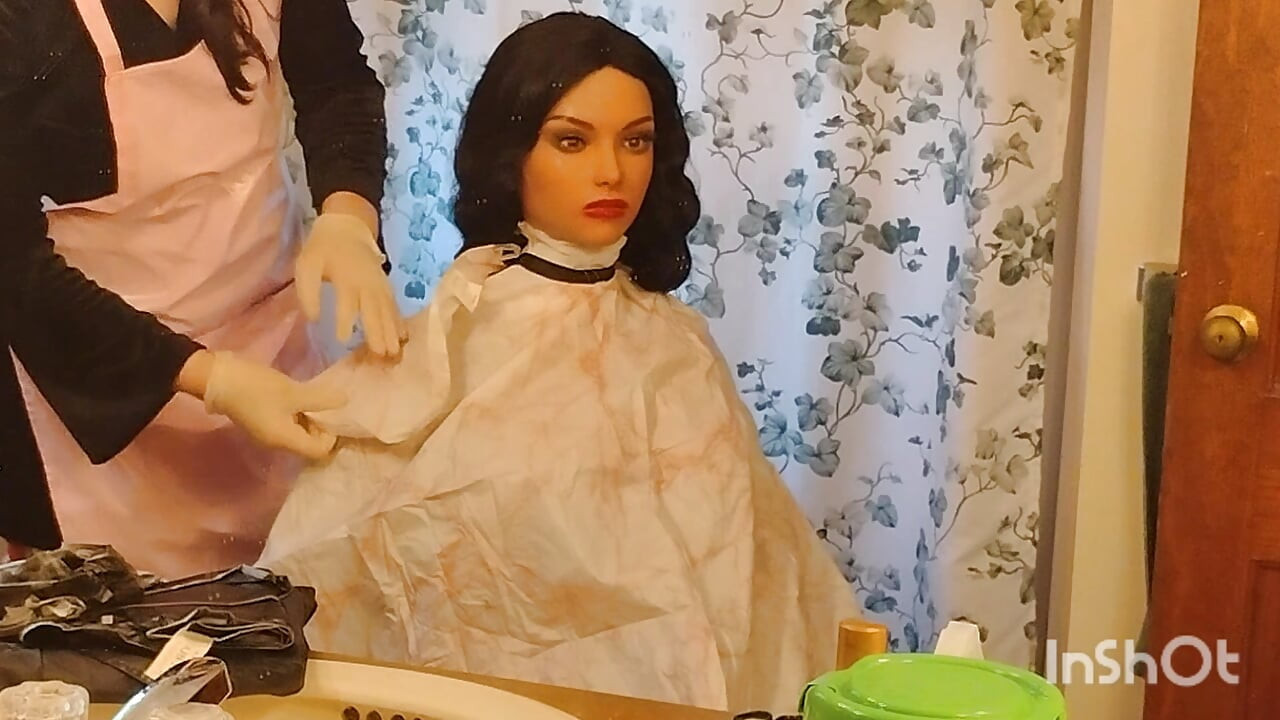 Emma si barberette memamerkan jubah sampo vinyl seksi