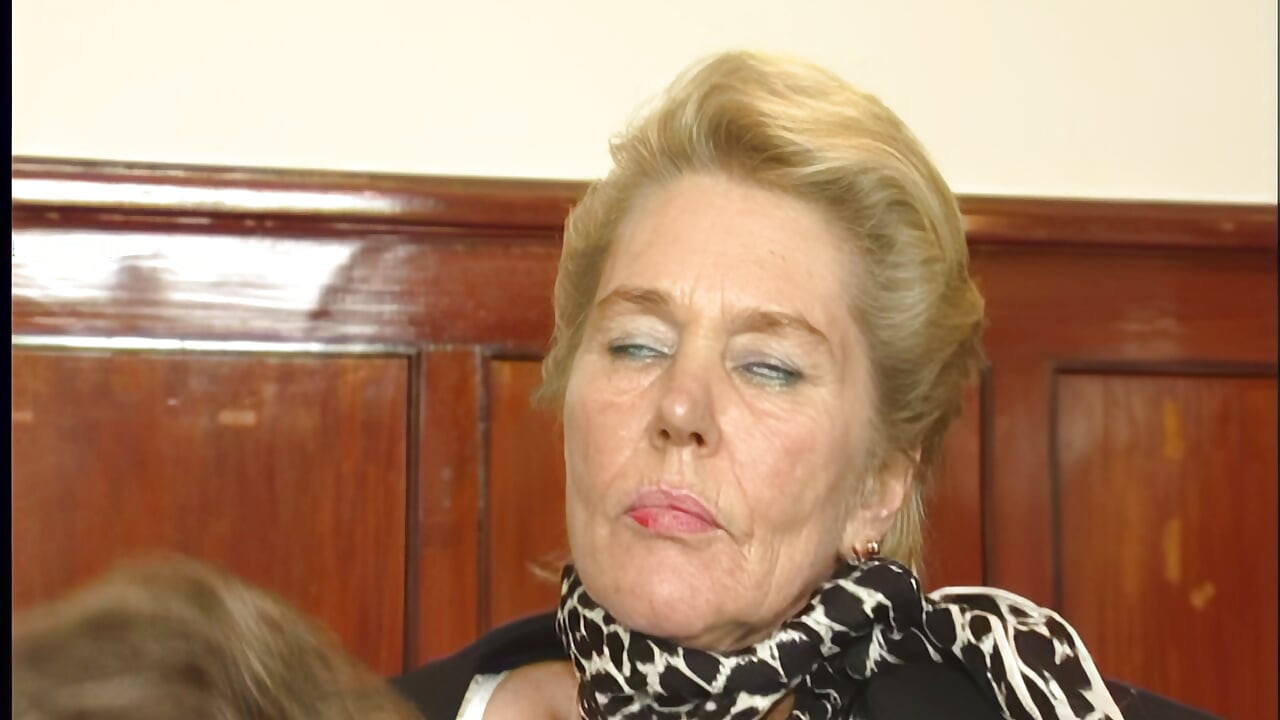 Blinddoekte blonde MILF neemt diepe anale neukpartij en daarna ATM