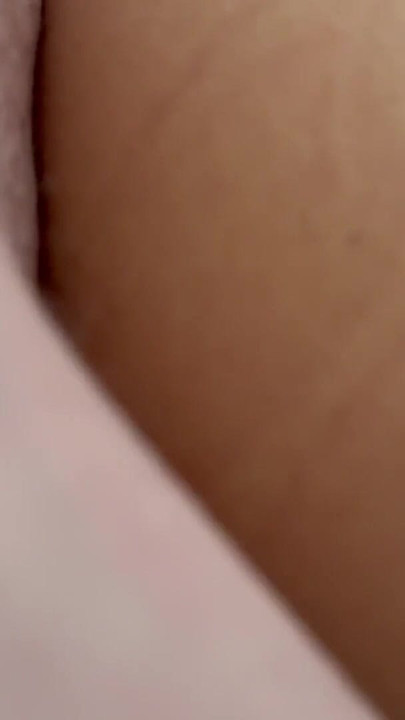 Hij drong diep in haar door. Poesje kreunen van plezier | Clip 1