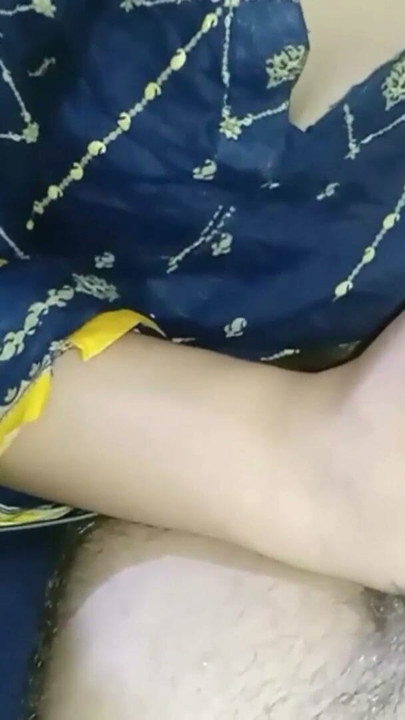 SPISER PULKER, BITER PULKER, SUGER OG SPISER EN HVIT PULKER, SPRUTER I MUNNEN, INDISK HOT BHABHI | Klipp 1