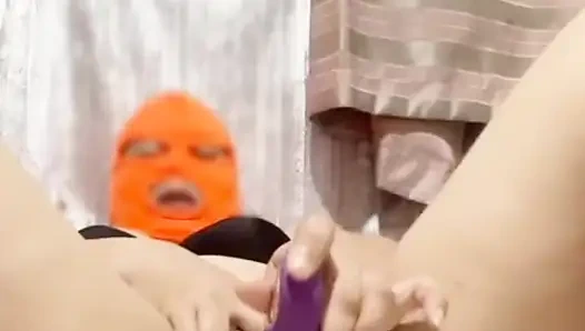 Жена смотрит мое видео, пока она делает соло