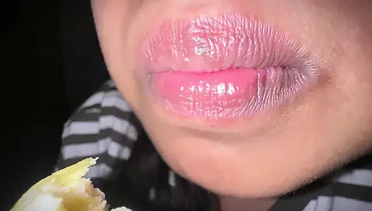 Aku ngentot mulutku yang sensual saat aku lagi sange pagi-pagi - ini adalah rutinitas pagi-pagiku