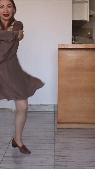 Gorąca cycata milf MariaOld dokucza w pończochach z podwiązką | Klip 2