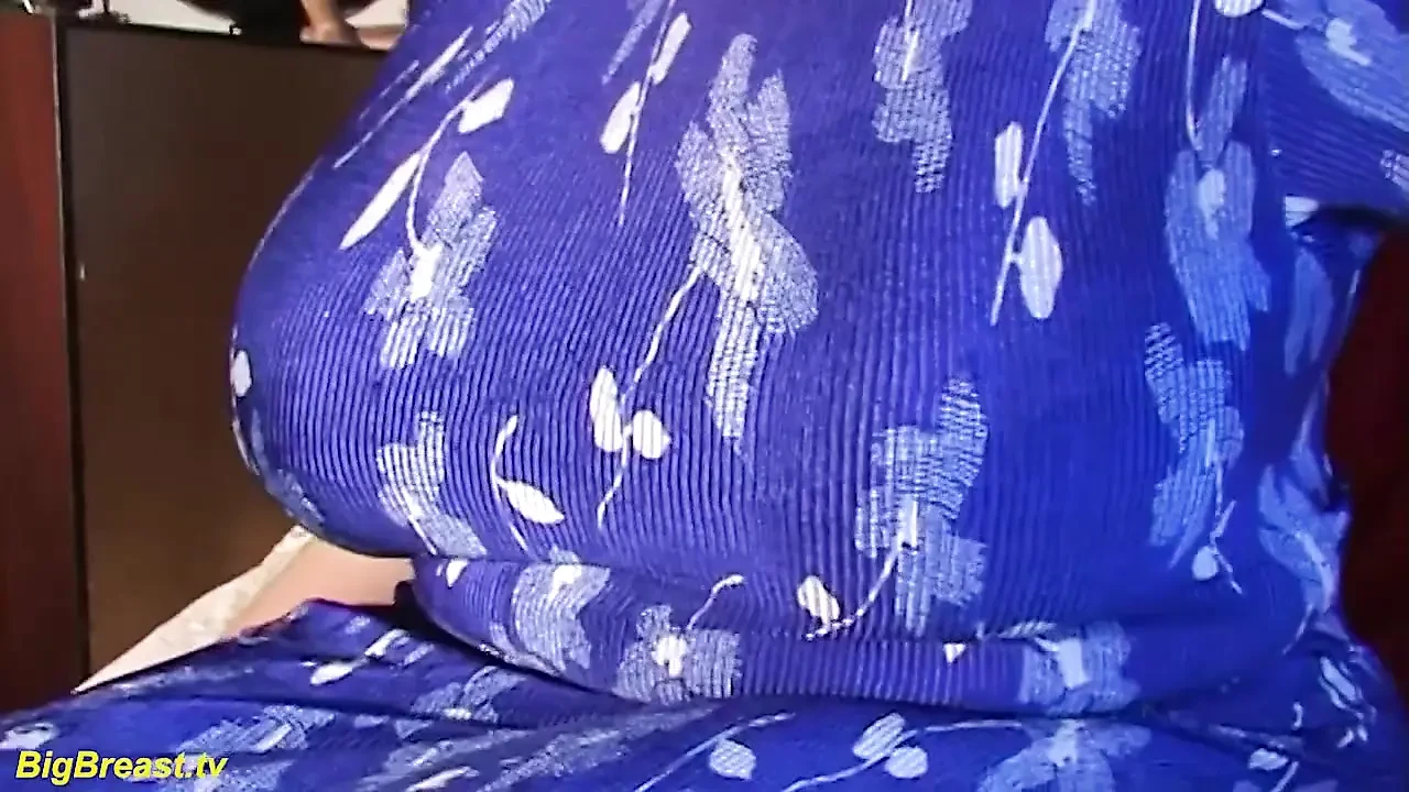 饥渴的胖熟女玩弄她那巨大的奶子