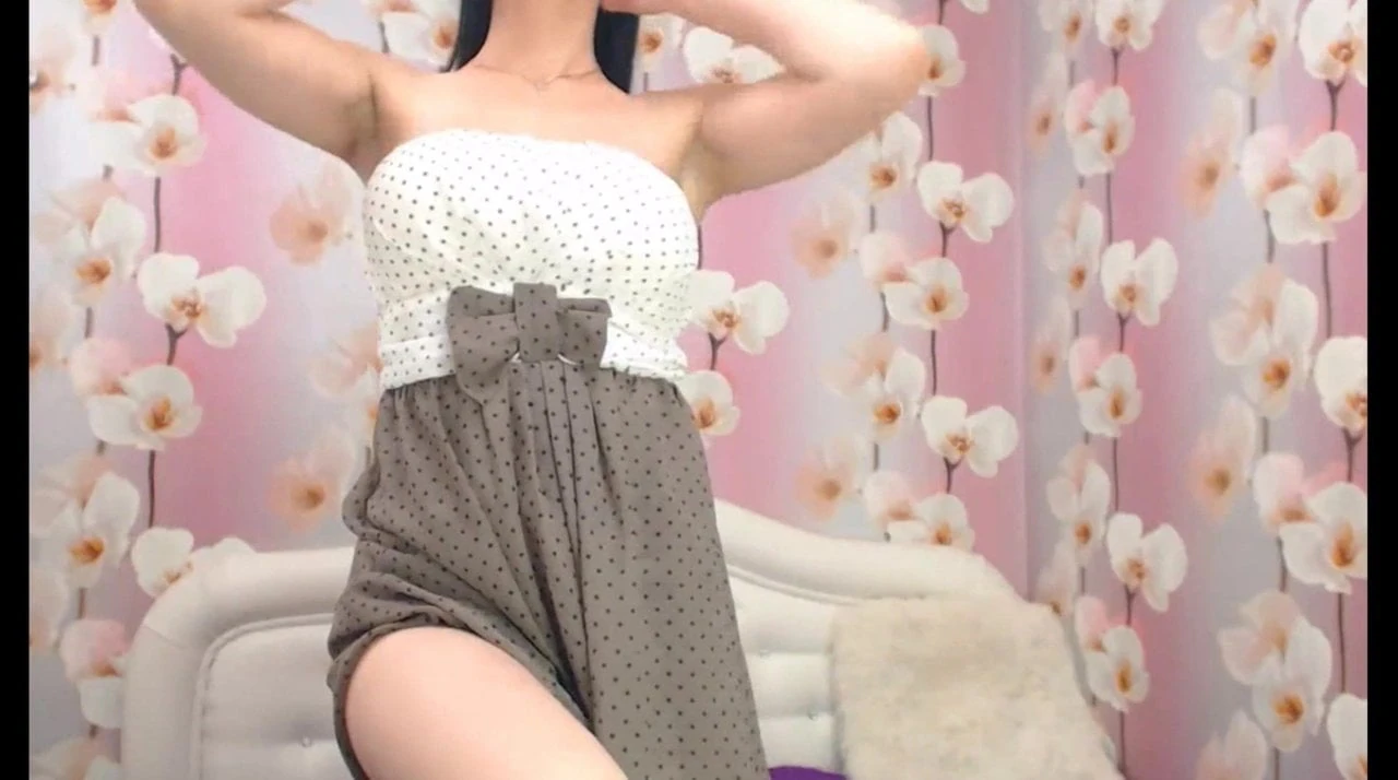Cute Babe Toys Her Sweet Pussy