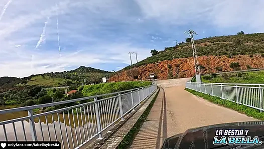 Мой друг обожает мои ступни, и я делаю ему красивую дрочку с моими ступнями, и я вращаю мою мокрую киску на него шлюху