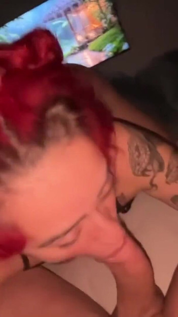 Cewek semok brasil rambut merah lagi asik nyepong kontol dan telan sperma sampai luluh banyak banget"