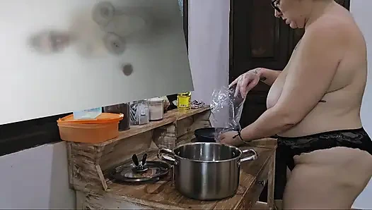 Jade Топлес готовит