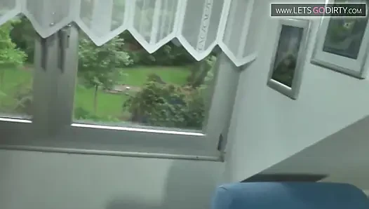 Бабушка раздвигает ноги в воздухе, когда ее трахают до камшота