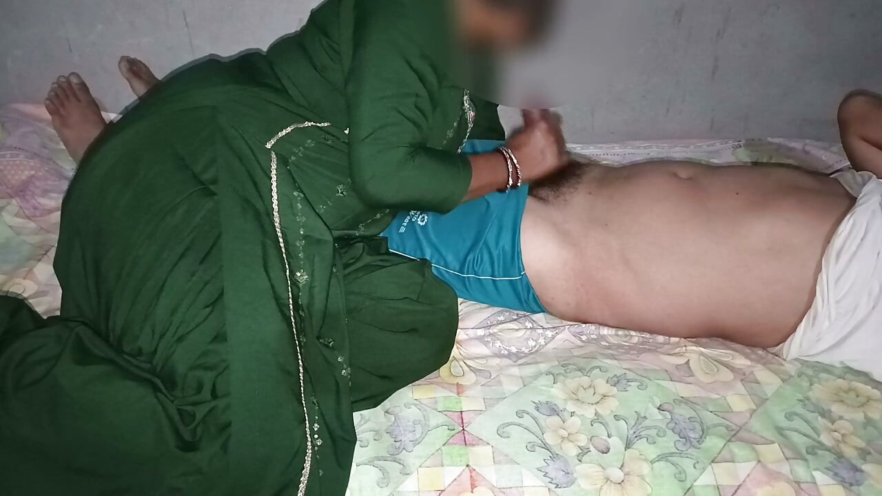 Sasur bahu anal fuck- Desi Indian bahu gets painful anal fuck with father-in-law when she taking gift from sasurji