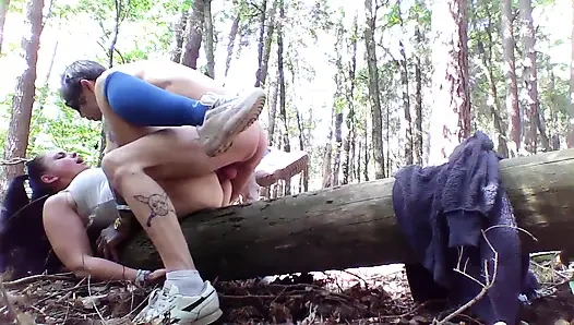 Dışarıda sikişiyor