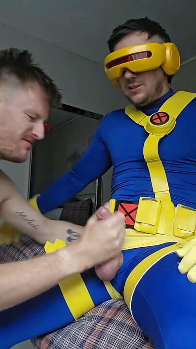 Als ich meinen stiefbruder nach yhe fancy kleiderparty fickte, sagte er mir, lass mein cyclops outfit an