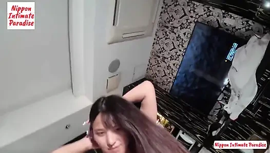 Неудовлетворенная быстрым бойфрендом, дебютная мима-красотка стонет, затем кримпай