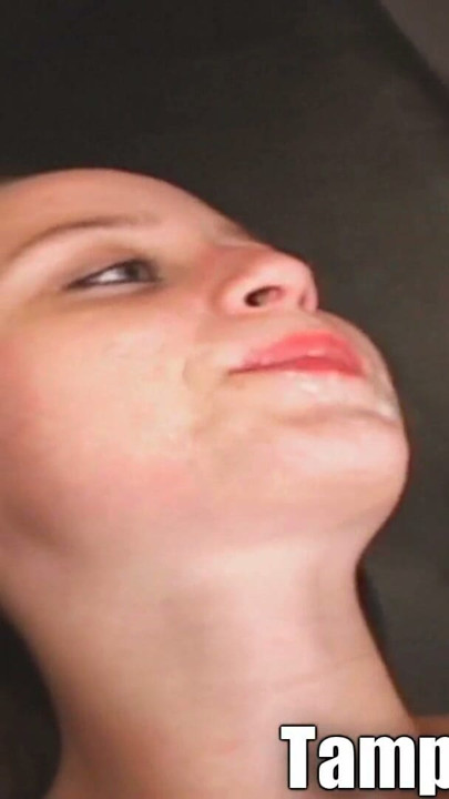 Ładna nastolatka dziewczyna 19 połyka wytrysk paskudnych chucko kutasów gangbang dicks up jej cutie cunt! | Klip 3