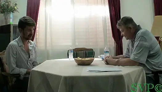 Ofisteki adam büyük memeli gilf sigara içen karımı sikiyor