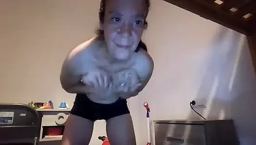 Ich tanze in meinem neuen BH-und-Slip-Set
