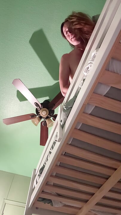 의붓아들과 함께하는 방은 성적으로 바뀝니다.. 이층침대가 항상 좋은 생각인 이유입니다!