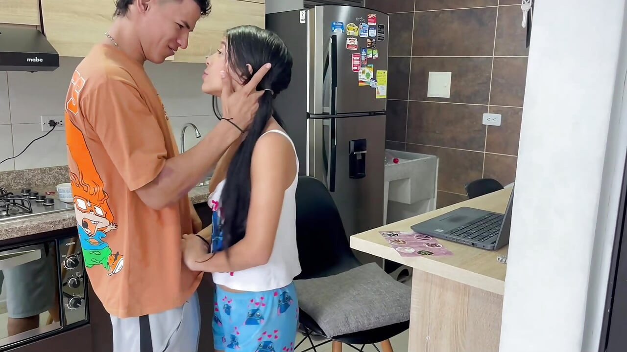 害羞的18岁继妹叫醒她的继兄弟，让他好好地口交，让他报复