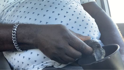 Zwarte pik papa pissend van dichtbij in de auto (man pis buiten) plassend