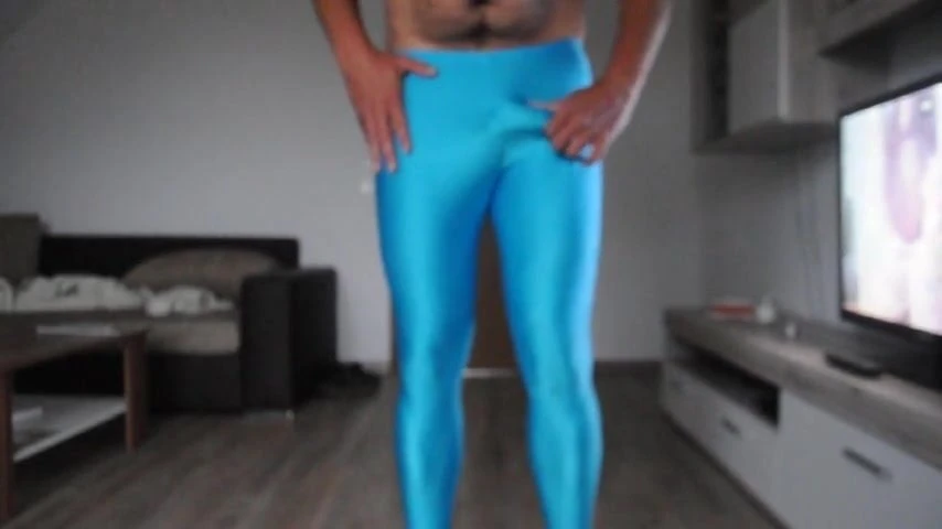Komm auf glänzende Wetlook-Leggings