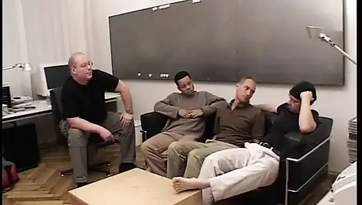 Sıska Asyalı fahişe grup sekste çok kötü sikiliyor