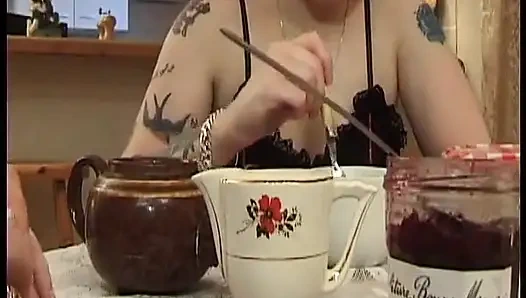 Azgın kaltaklar mutfakta birbirlerini yalıyor