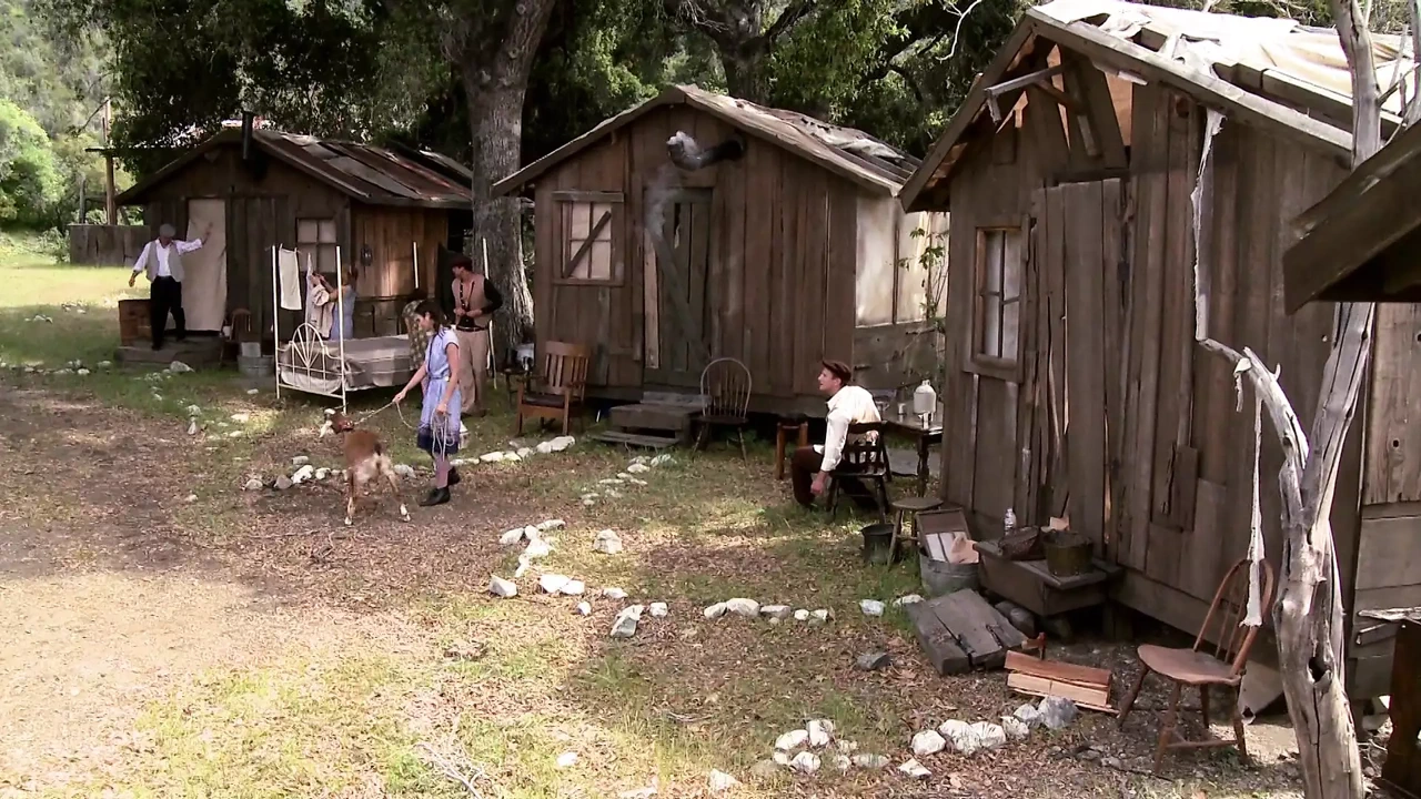 好色的荡妇在户外吮吸和操两个男人